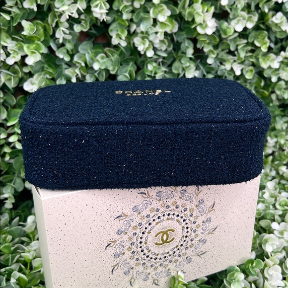 CHANEL Beauty Makeup Bag 2025 HOLIDAY LIMITED EDITION NIB AUTHENTIC - Picture 6 of 16